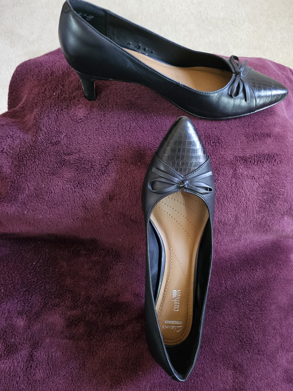 Clarks Crewso Calica Black Leather Kitten Heel Pumps Size 9M w/Box Comfort